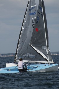 Le jaune devrait être le seul rond de couleur dans une voile de Finn